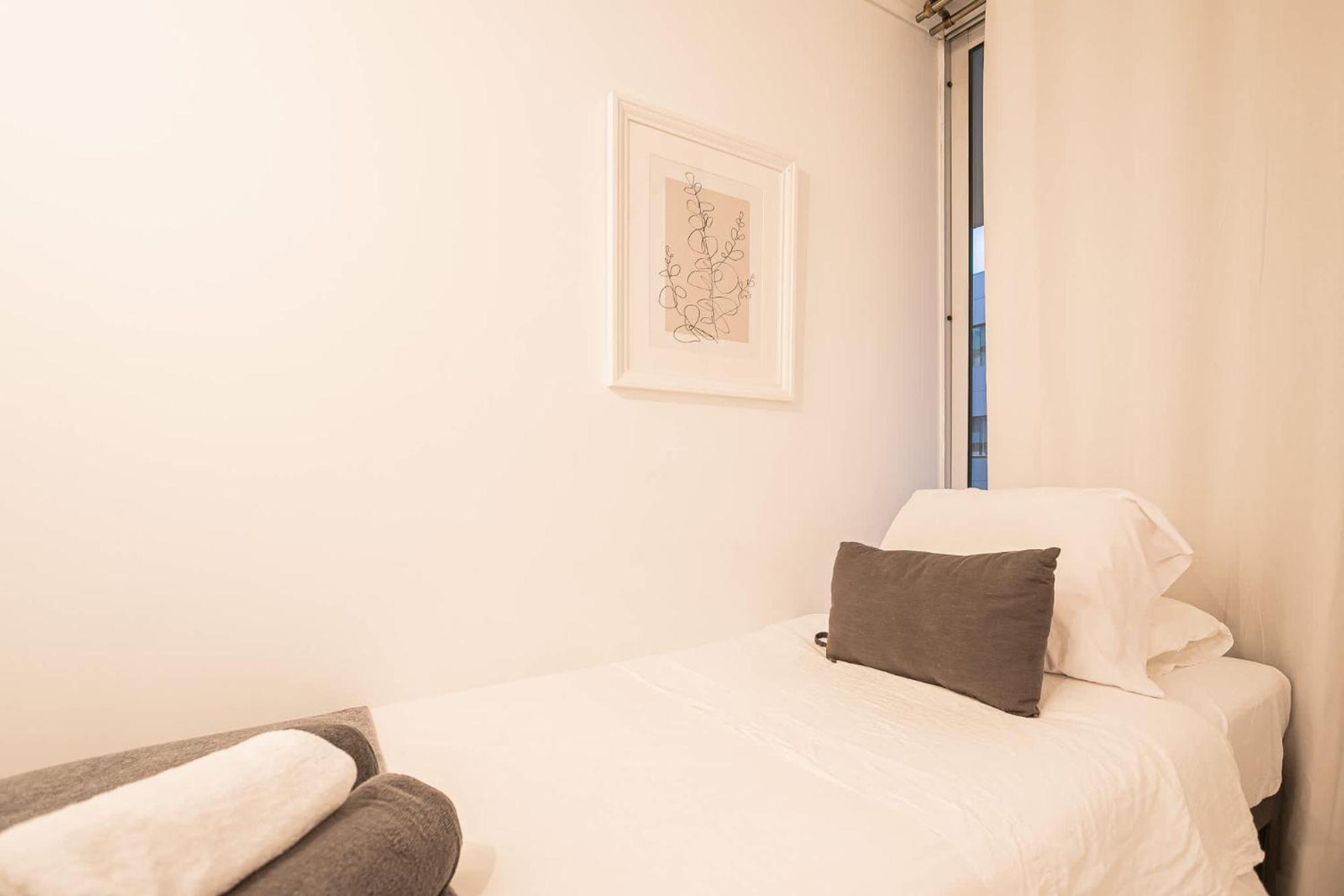 And Cozy Steps Away From Clinica Condes Apartamento